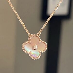 Stunning 14k rose gold plated 4 leaf clover / flower necklace
